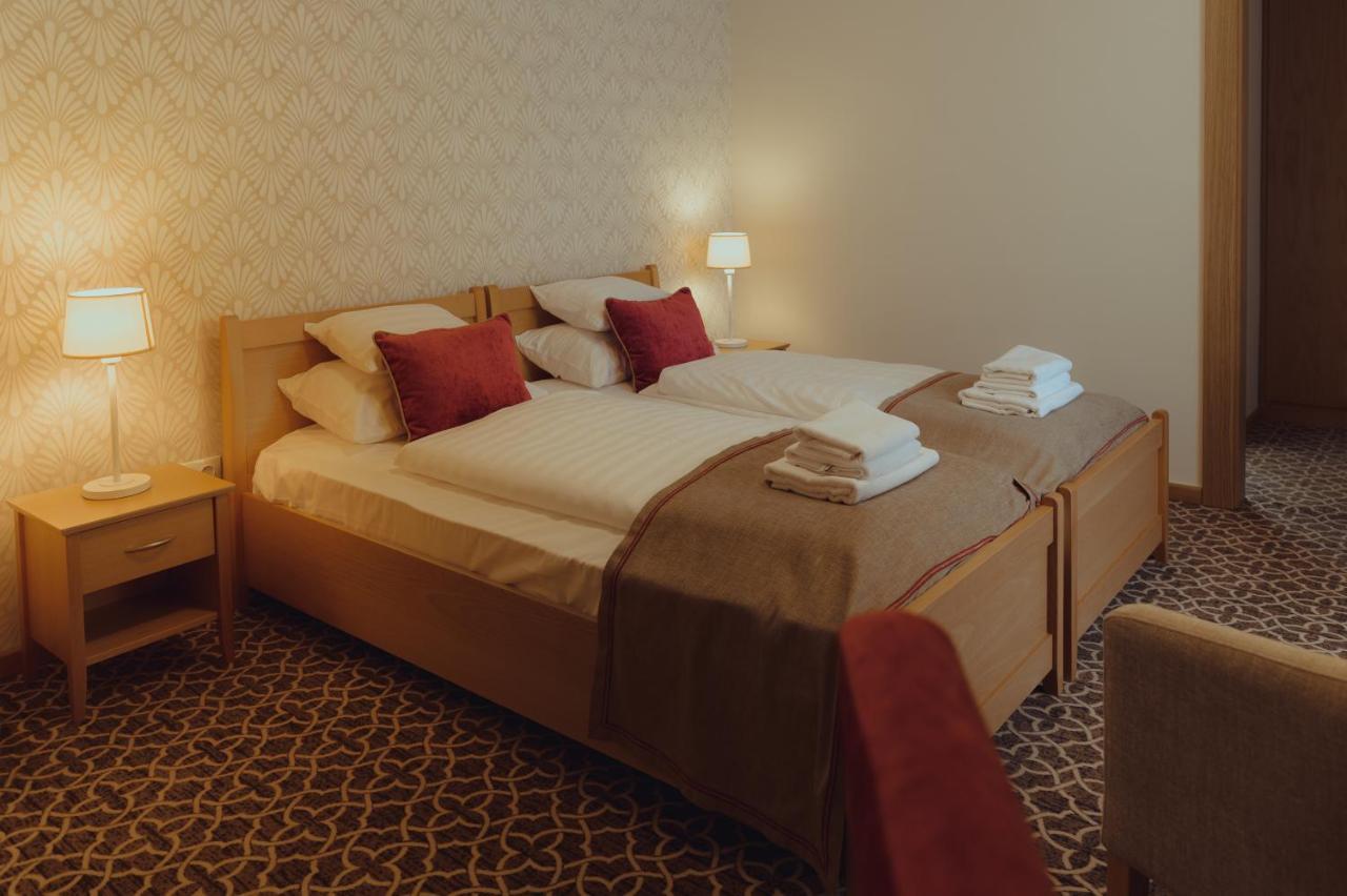 Brigaderos Hotel Brigadir Borsi Ngoại thất bức ảnh