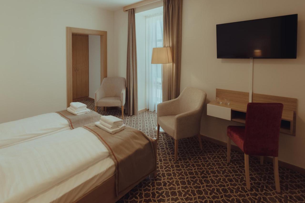 Brigaderos Hotel Brigadir Borsi Ngoại thất bức ảnh