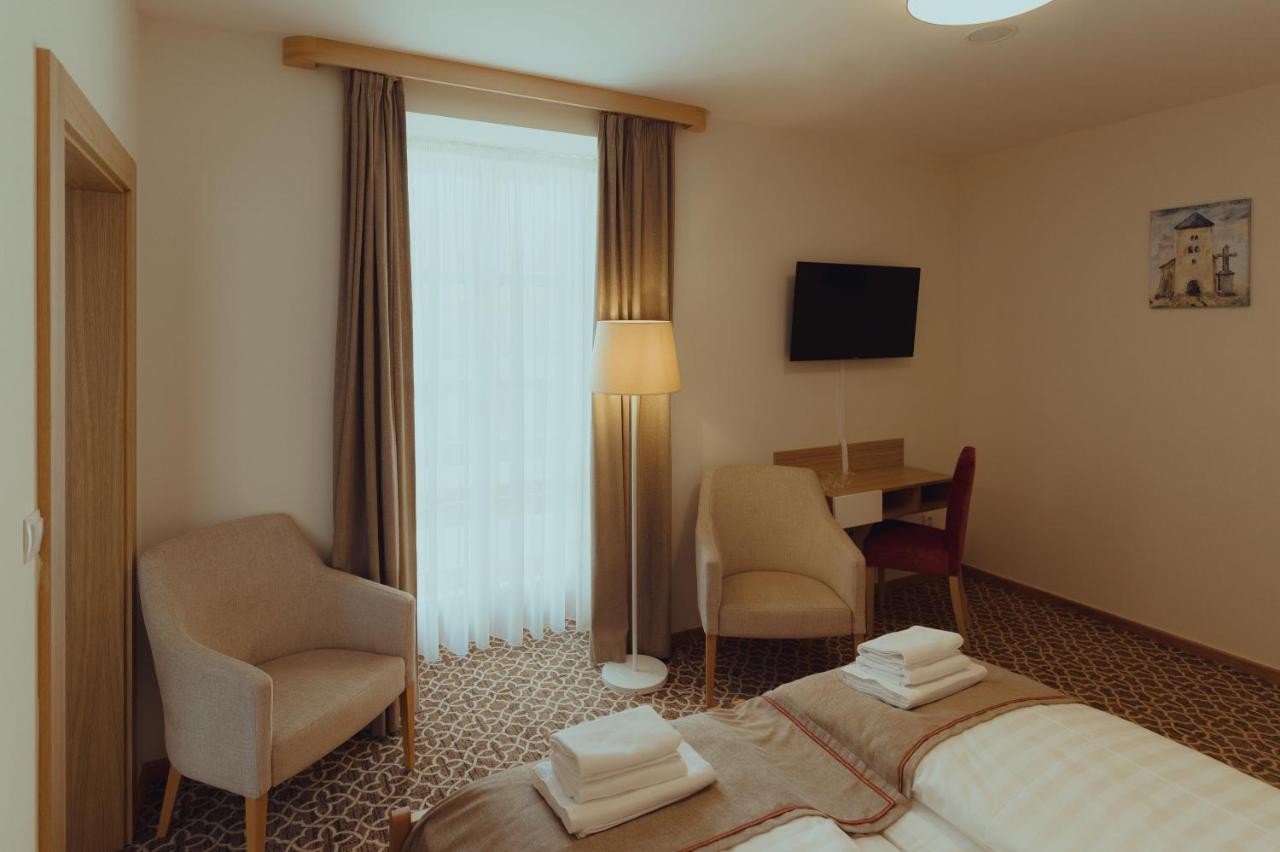 Brigaderos Hotel Brigadir Borsi Ngoại thất bức ảnh